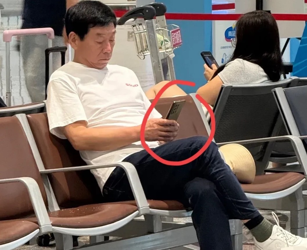 魏总用的手机是什么牌子啊，应该挺贵的吧