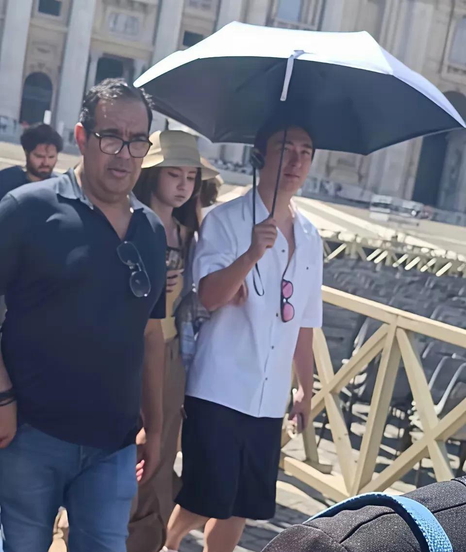 你说王思聪落魄了，可是人家全世界溜达，日本是常驻城市，这又带着女朋友懒懒去罗马，