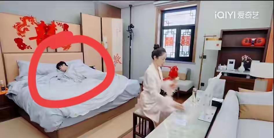 新婚之夜都被直播！
如果是我，早就发飙了！
董璇和张维伊的新婚之夜，节目组的摄像