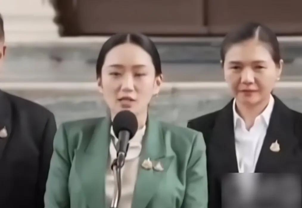 泰国总理佩通坦被停职后，给国民深情的道歉；说出了自己虽然被最高法院停职，但是还是