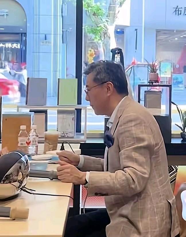 好久不见，上海电视台最早的少儿节目主持人“四眼哥哥”王勇现身上海书城，他始终保持