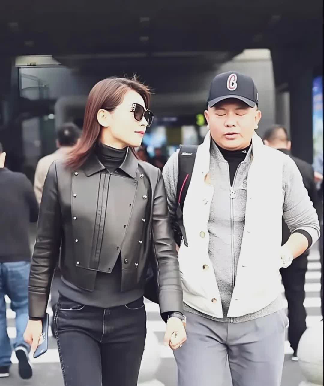 刘涛与老公外出游玩，涛姐戴着墨镜穿着小皮衣洋气漂亮，气质不凡，深情的望着丈夫，珂