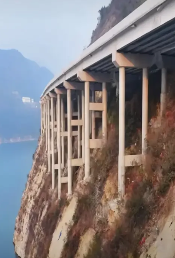 这是四川雅安至康定高速的一段路程，从照片上看，整段高速完全孤悬在陡坡上，只能依靠