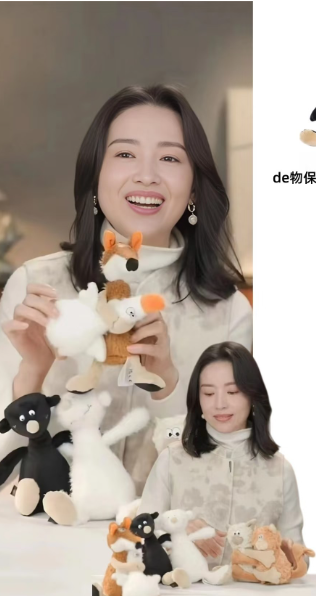 董洁的童心真的太让人爱了！搞怪布偶不离手，瞬间把治愈感拉满。

44岁的她状态依