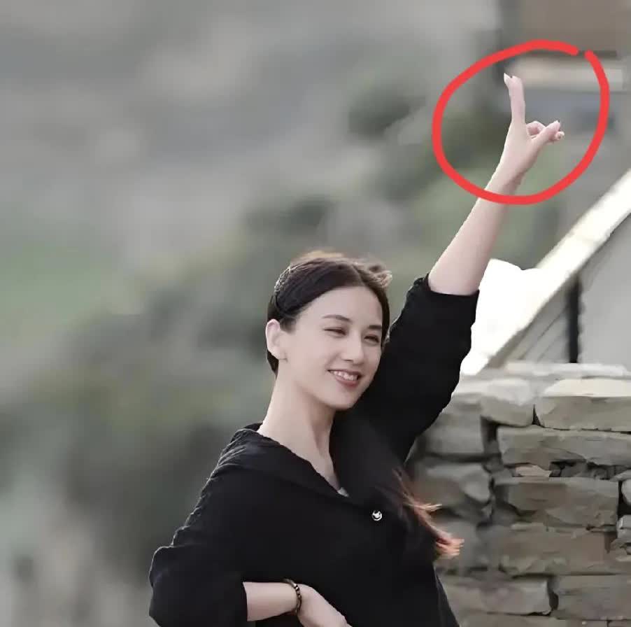 恕我直言！

看完黄圣依和她妈妈一起参加的综艺，

突然觉得，黄圣依这辈