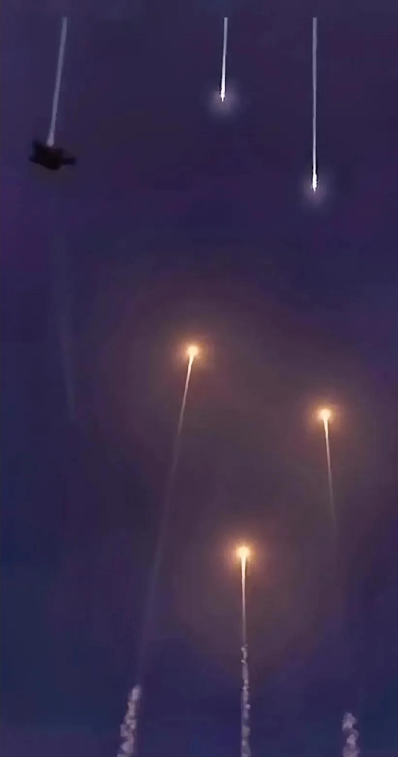 黎明破晓！流星雨来临之际[吃瓜群众]