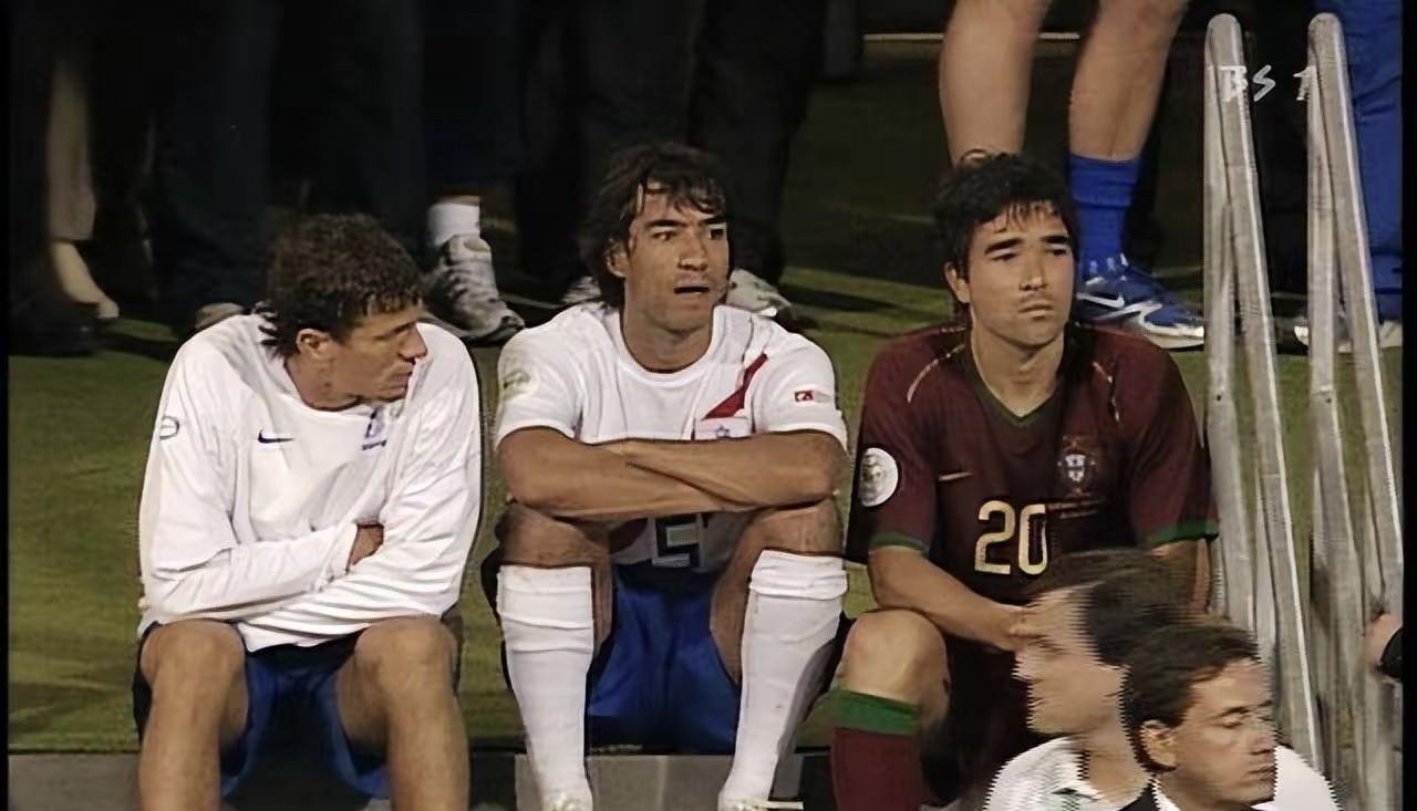 2006年世界杯，荷兰和葡萄牙全武行，被罚下的巴萨队友坐场边。
也难怪网友说：荷
