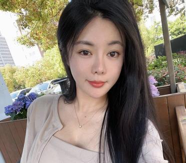人最松弛的时候，就是对周围的一切人和事物都不在乎，不在乎他人的评价和眼光，只追随