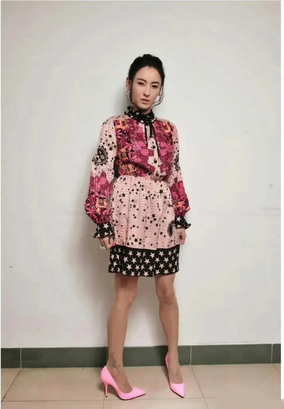 张柏芝的脚故意这样放，是为了显示脚脖上的蝴蝶吗？
