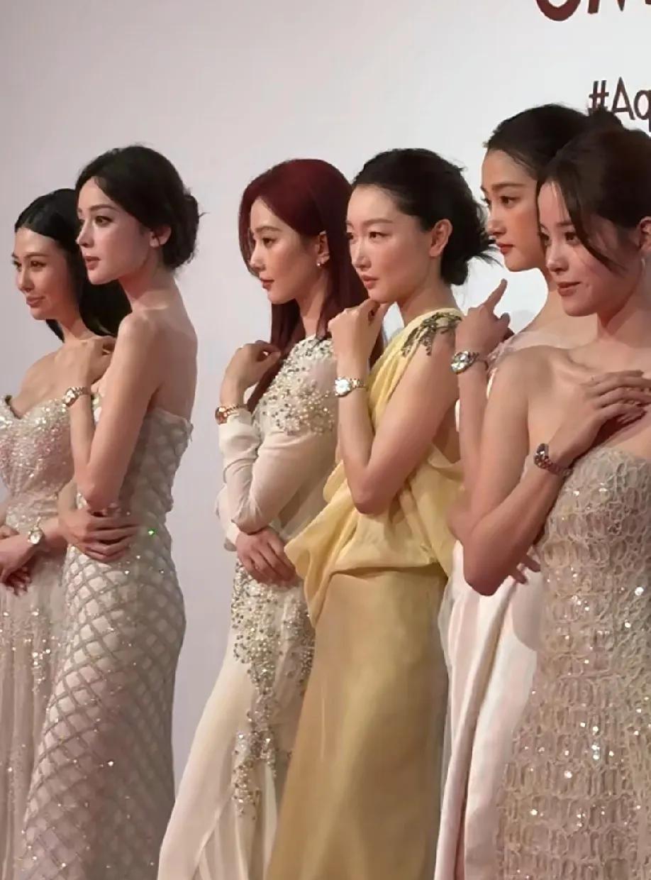 欧米茄活动的女明星们，侧脸杀也太绝了吧！
关晓彤往那儿一站，自带端庄大气的范儿，