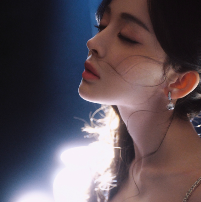 娜扎这明媚的小妆造，整体的感觉还是很不错的！