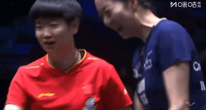 莎莎和袁佳楠都笑了，
是那种发自内心的笑，
赛后赢家输家都开心，
这样的比赛你见