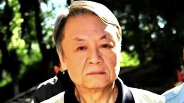 她是毛远新的独女，长得十分漂亮，却因一次意外导致双耳失聪