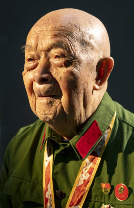 朝鲜战场上，他一人歼敌400多名，立下赫赫战功，退伍时却因有关部门写错一字，苦干