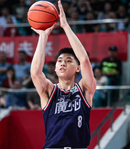 随着张镇麟空降上海，崔永熙转会广东，CBA新赛季夺冠概率大概如下:

1.广东-