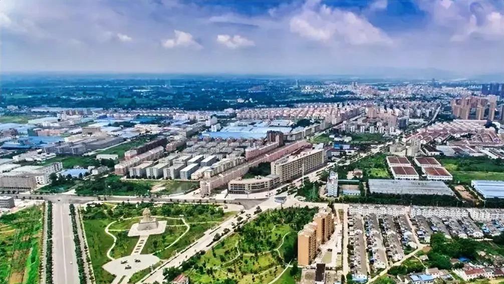 我理想中的县城，如一颗镶嵌在山水画卷中的明珠。它依偎着清流与葱茏，高铁如银线般轻