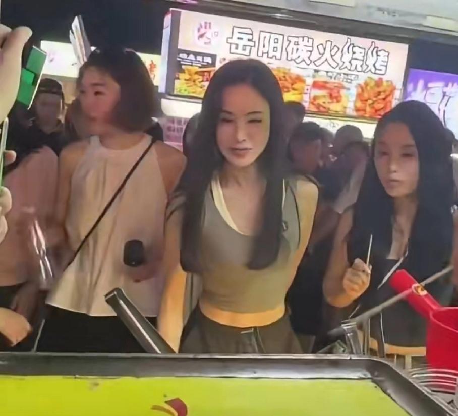 能不能来个人管管李若彤
59岁了不是39岁，在长沙被网友偶遇，长发飘飘，马甲线都