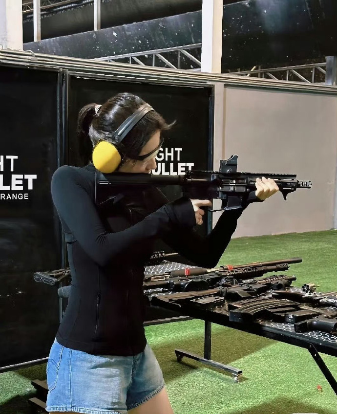 图一真的很有范啊！刘亦菲进组拍点biubiubiu也行啊！顺便拍个电影，闲着拍点