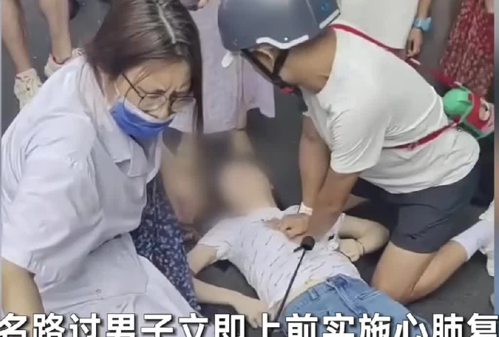 女子突发昏厥命悬一线，男子跪地救人反被质疑趁机“袭胸”占便宜！这个社会到底怎么了