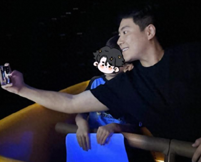 梁靖崑儿童节携子游迪士尼 原来大胖早已为人父