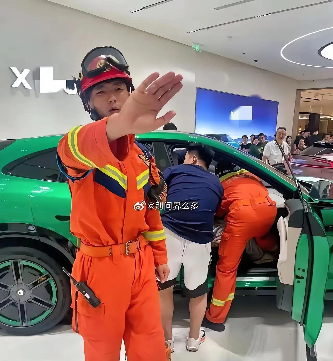 请勿让小孩自己在车上玩耍，防止车规级缝隙卡住孩子的手