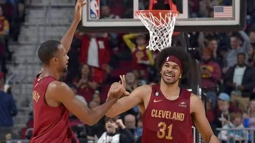 传统中锋爆发！近9场高效表现，一人打爆双塔