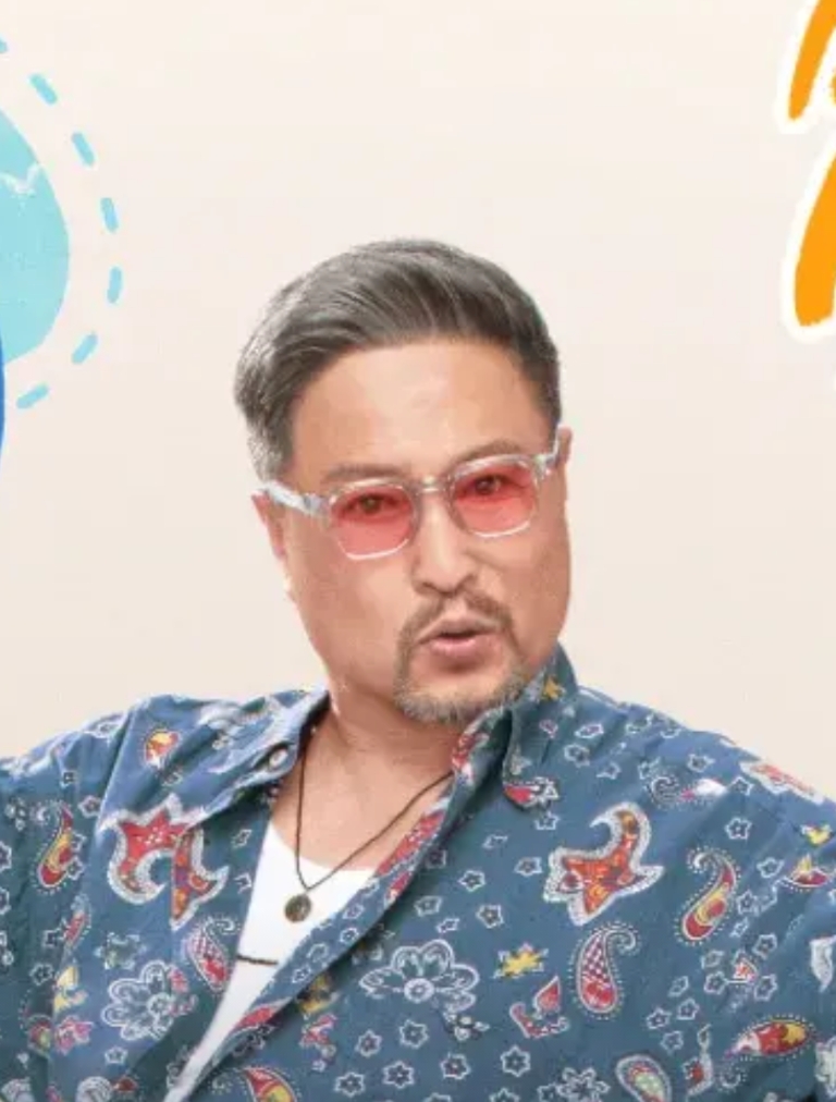 继续追剧《我的后半生》。

此剧中由演员牛飘饰演的苟大爷，上身穿着带穗的衣服，下