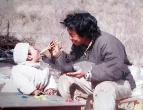 2000年，北大教师王青松毅然辞职，带着校花妻子隐居山野，11年花光350万积蓄