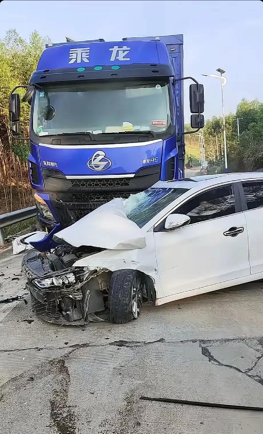 乘龙卡车又给我们上了一课。
看看在实际当中的两车发生事故以后，
是哪方受损严重，