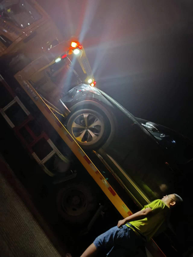 服了不到半年还没做首保就得换电池
想带她出来转转，结果才在广西就扑街了，半年不到