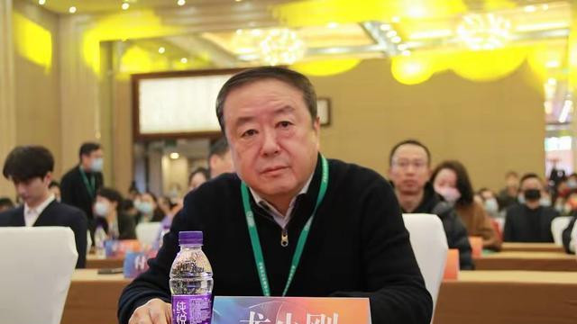 一婚娶央视主持人，二婚娶演员，三婚娶小30岁美女，64岁终于当爹