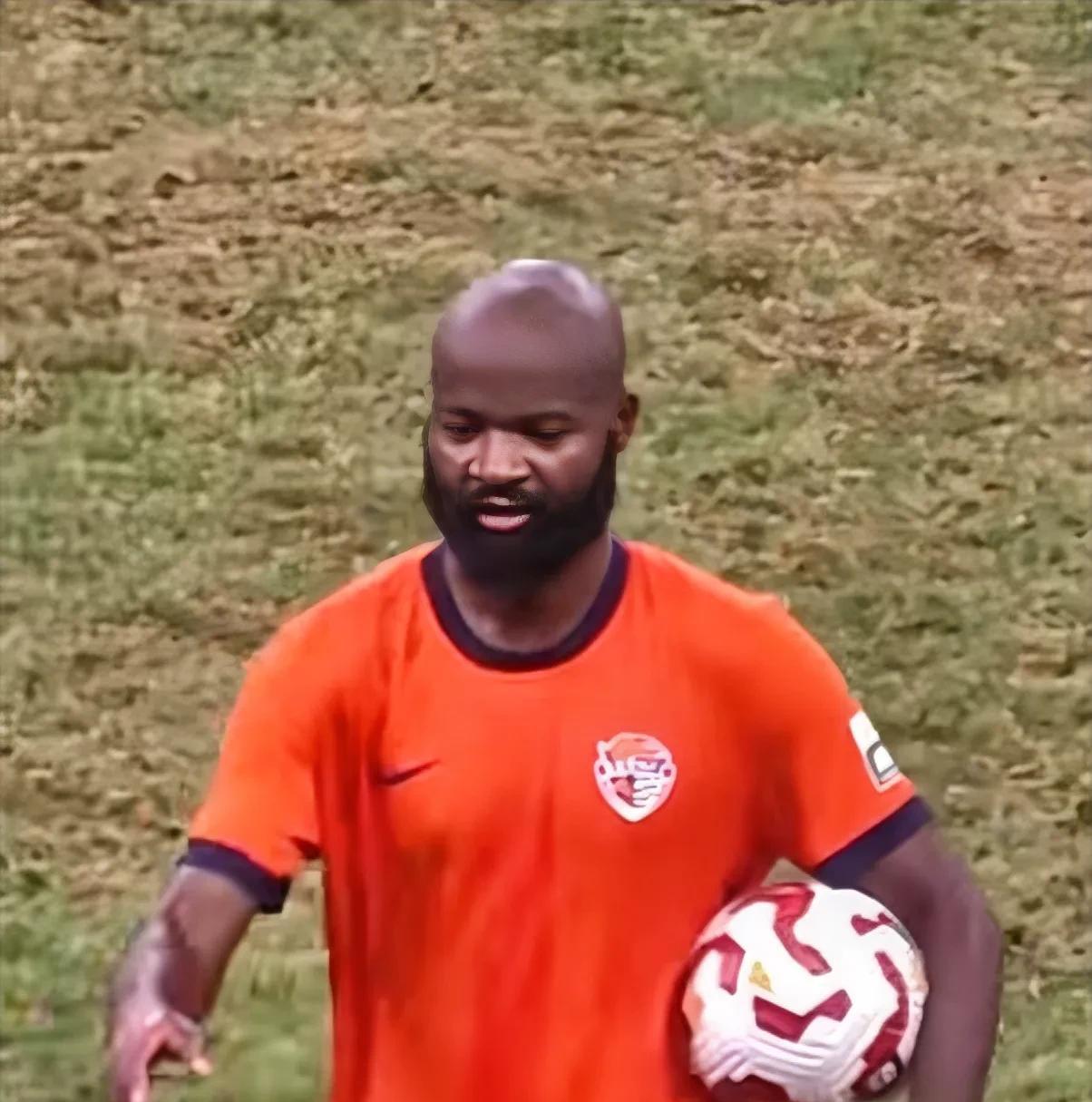 青岛海牛外援兰克尔泽比赛前利用球队急需保级的压力要求俱乐部提前支付工资并额外发放