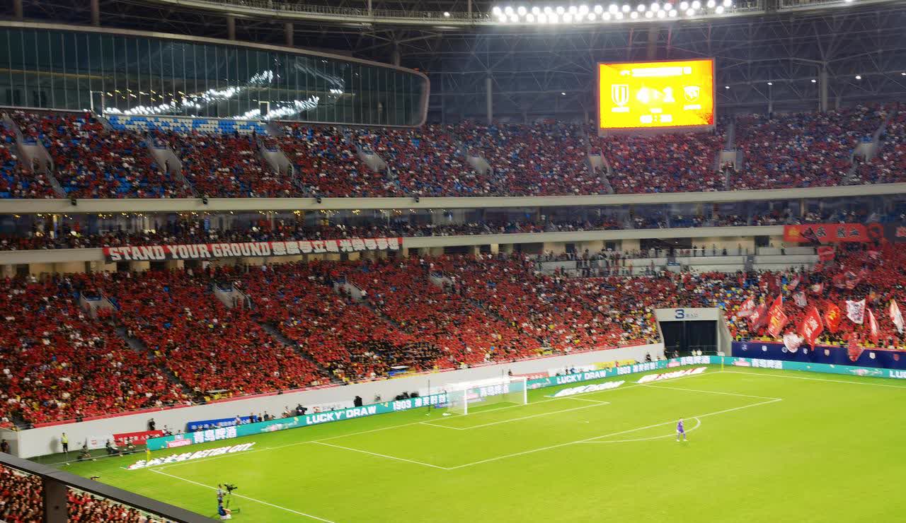 首次遭遇观众嘘自家球迷的状况
蓉城主场对阵海港，这是当前冠军争夺中本轮最为关键