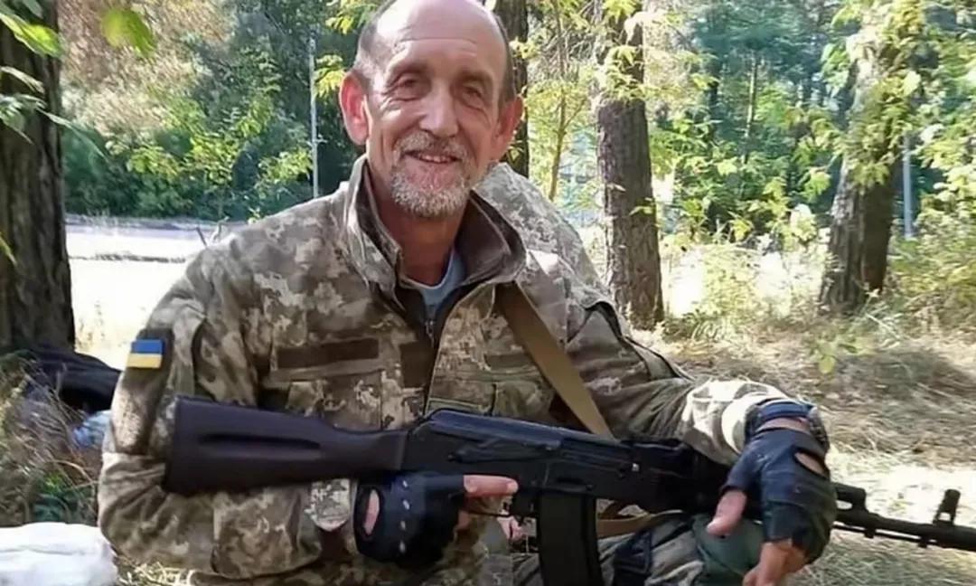 咱先不说武器弹药储备，就说兵源，泽连斯基表示乌克兰军队还有九十八万人。而俄军方面