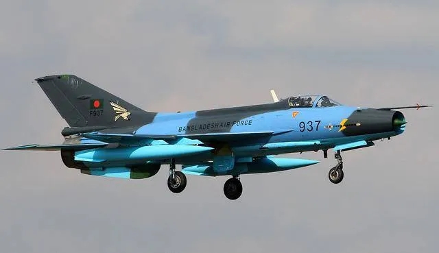 昨天，孟加拉国空军的一架F-7BGI教练机坠毁。该飞机隶属于孟加拉国空军第35中