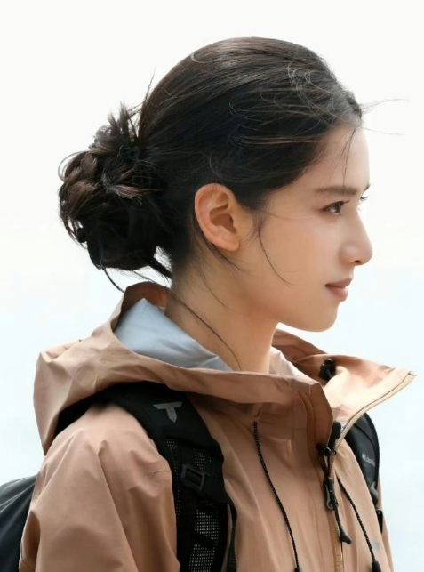 张婧仪张子枫咋这么像两姐妹，侧脸脸型都好看。