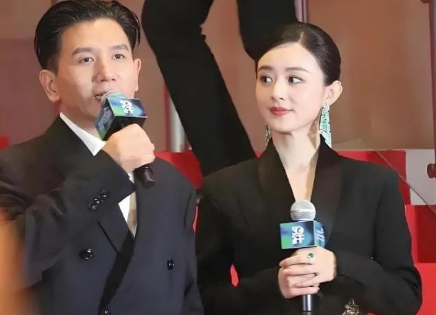 曝超一线女星有神秘男友
这条就是冲着赵丽颖来的，最近一直有消息说她和赵德胤在谈恋