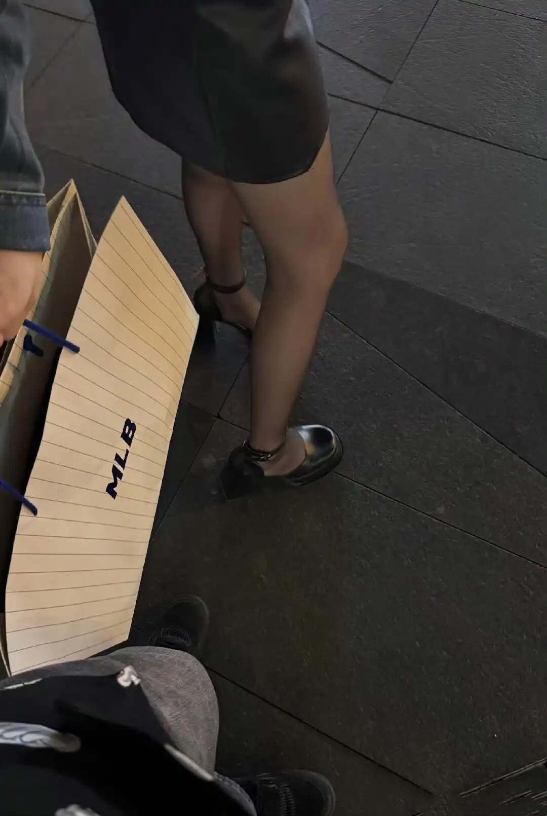 一直很好奇，夏天这种鞋子会不会捂脚