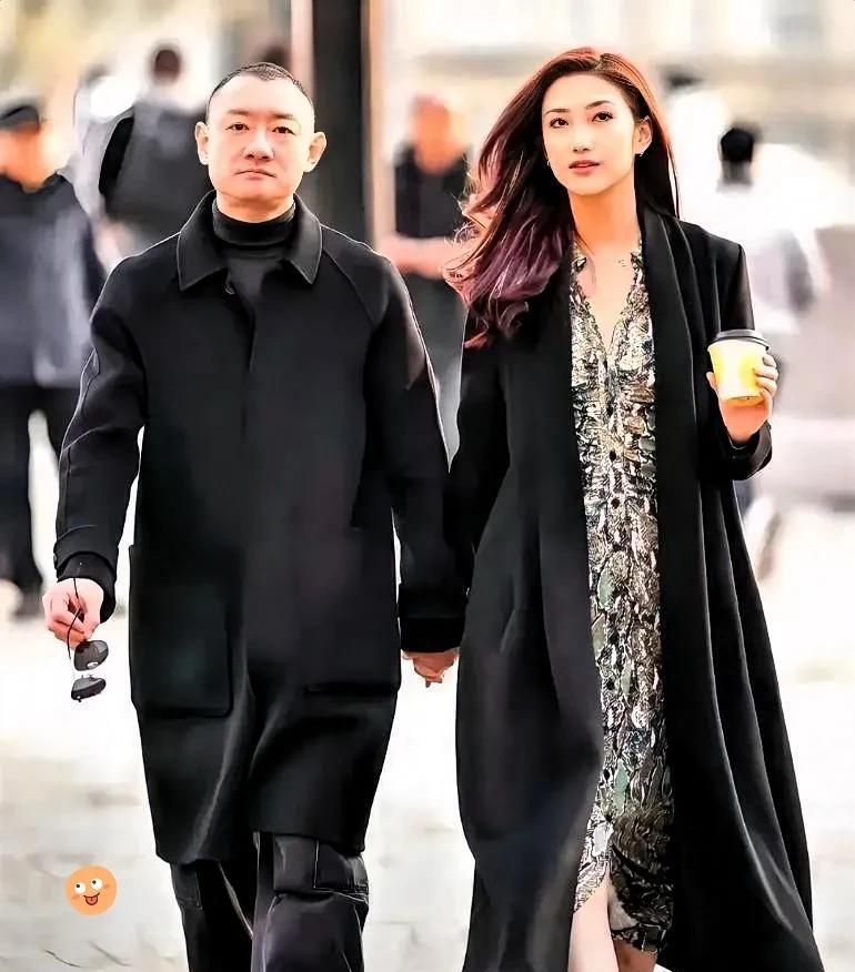 汪雨大少爷结婚了，
这位圈内少爷级别的人物终于步入婚姻的殿堂。
妻子崔璨，身高1