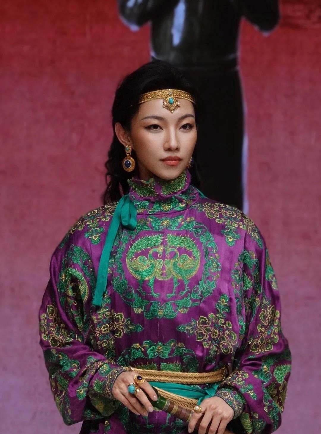 那尔那茜被网友扒出定向委培违约，高考移民
现在最慌的人，
不是那尔那茜，也不是长
