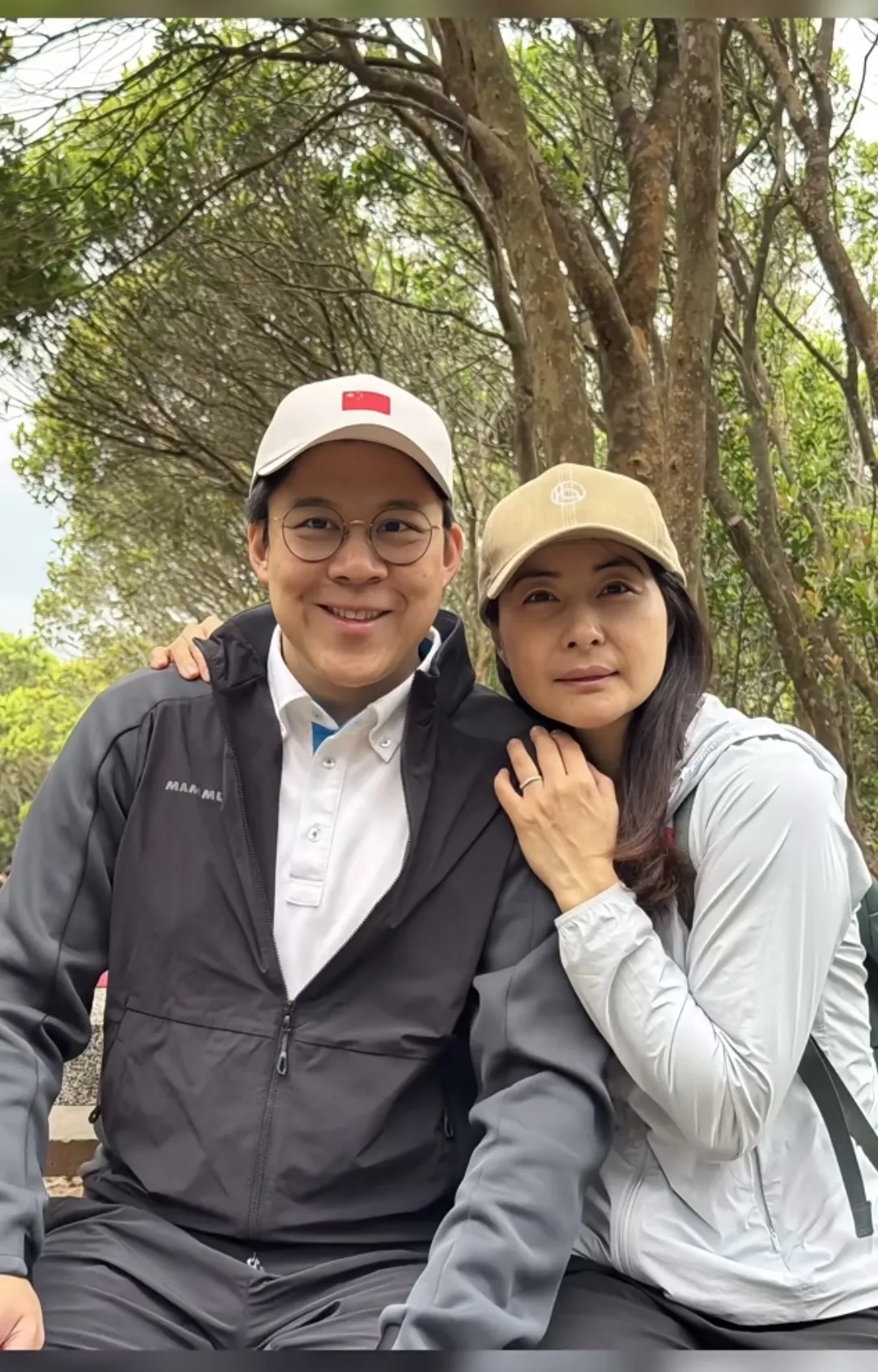 郭晶晶和老公，俩人好接地气，五官看起来好舒服。