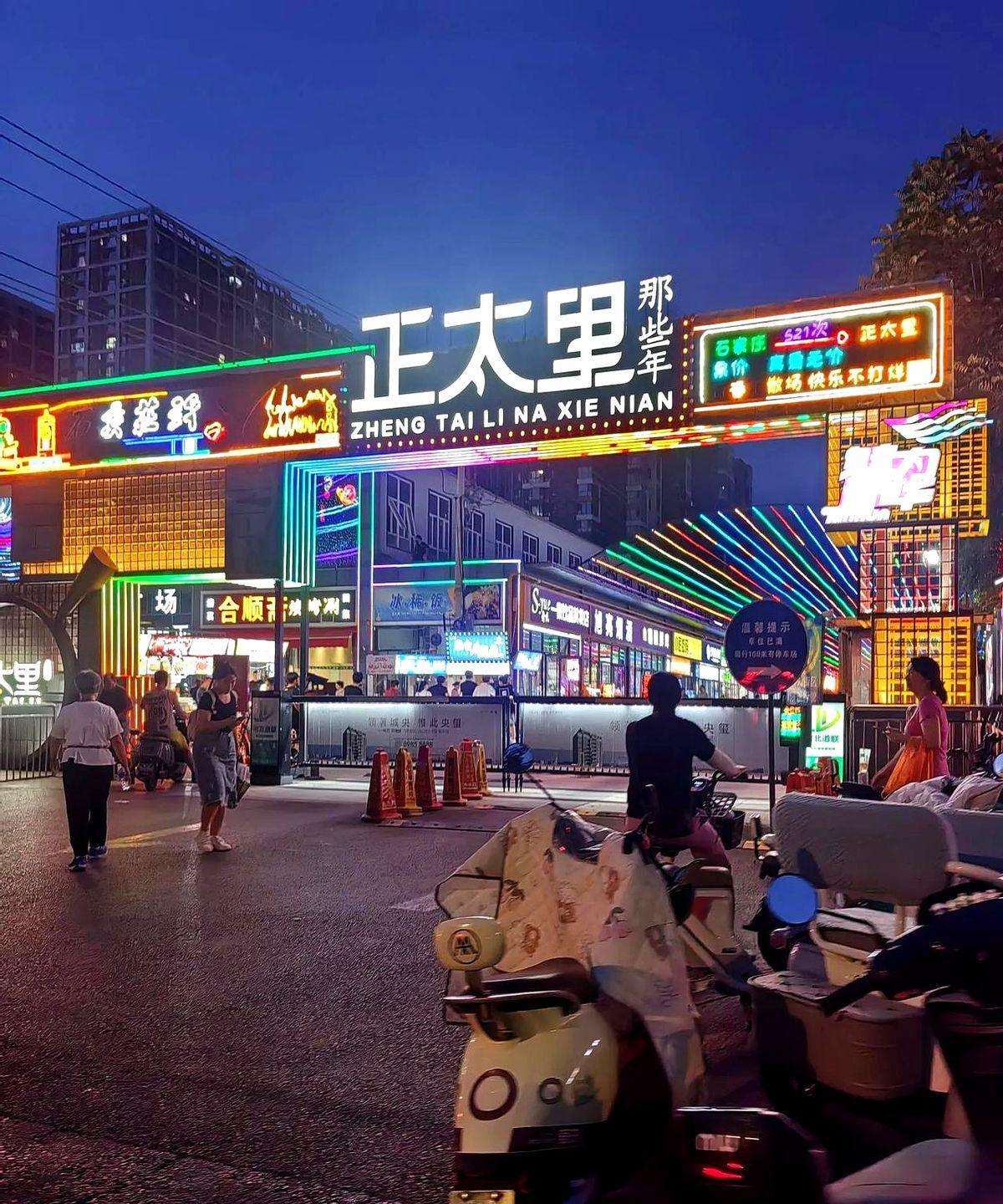 学区房到底还能买不买？
嫂子家孩子今年该上初中了，今天给打电话，她哭了。
现在私