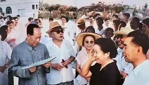六十年代，毛泽东主席和周恩来夫妇一起下农场考察，照片中右一，是周恩来，右三是邓颖