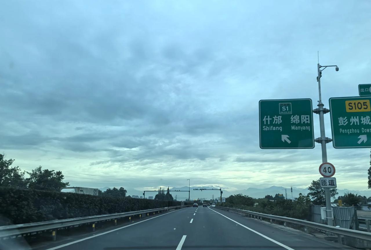 成都经常宣传自己是雪山下的公园城市，我们也以此为豪！
但说实话，要遇到天气好，看