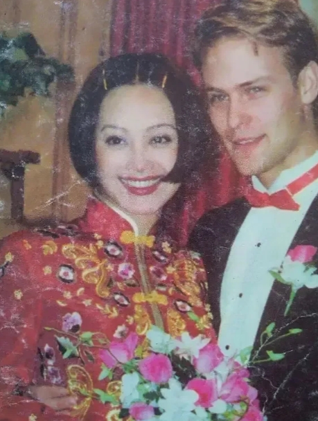 1997年，25岁的宁静嫁给了美国演员保罗。她第一次见公婆时，公婆让她选一个结婚
