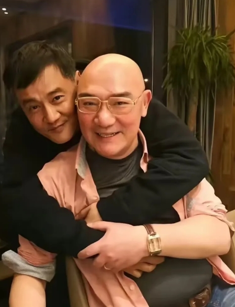 大家认识这两个人吗？别的我不知道，但四爷要是看到这个合影估计要头疼得睡不着觉了，