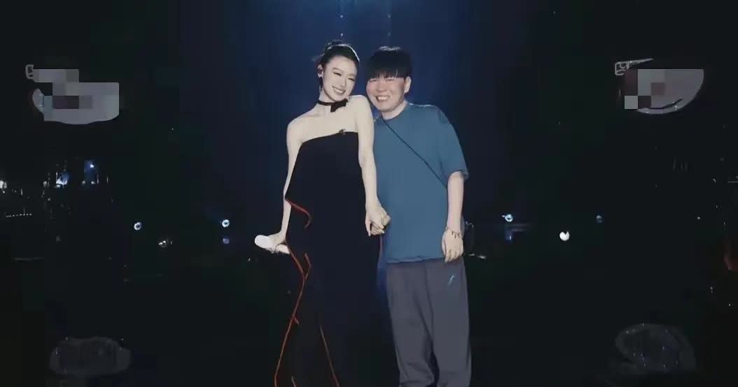 常石磊与单依纯，一男一女，居然以“母女”互称，我可真是对这对“母女”佩服得五体投