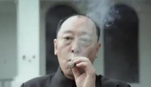 当年，倪大红友情出演《战狼》时，不幸受伤。导演吴京过意不去，拿着100万去看他。