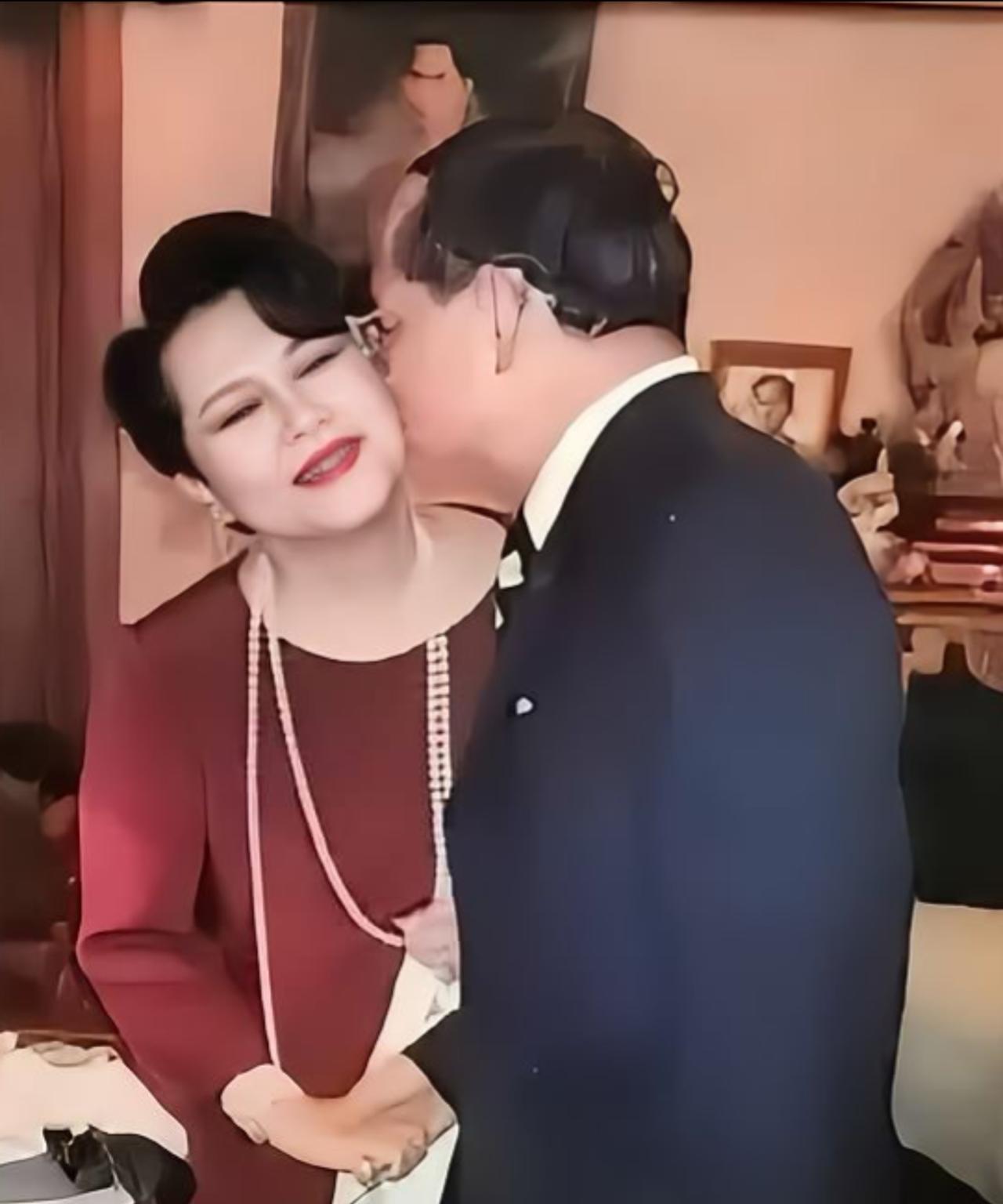 诗丽吉是全球最幸福女性，婚姻甜蜜福寿双全
诗丽吉兼具王室与育坤家族双重血脉，继承