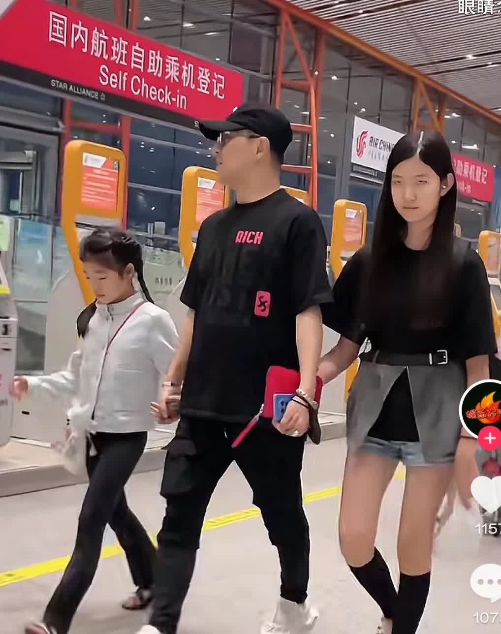 汪峰携三千金现身机场
汪峰手牵二女儿和小女儿
大女儿小苹果紧随其后
大女儿